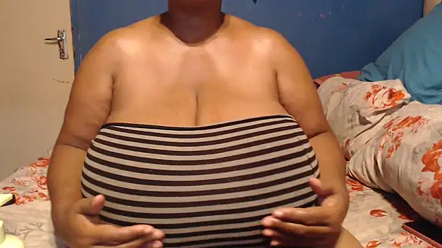 Snapshot of CUTEFIRMMELONSS chatting on February 19, 2026, 9:00 pm CUTEFIRMMELONSS online show from February 19, 2026, 9:00 pm