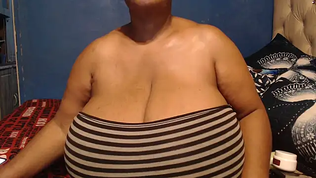 Snapshot of CUTEFIRMMELONSS chatting on March 4, 2026, 8:37 pm CUTEFIRMMELONSS online show from March 4, 2026, 8:37 pm