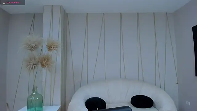 MariamRivera  online show from January 29, 2025, 4:05 am