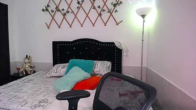 naughty girl 4u online show from December 15, 2025, 5:06 pm