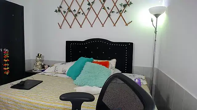 naughty girl 4u online show from March 12, 2026, 8:48 pm