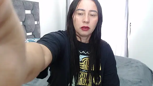 Snapshot of sara_hott_1 chatting on May 13, 2026, 3:20 pm sara hott 1 online show from May 13, 2026, 3:20 pm