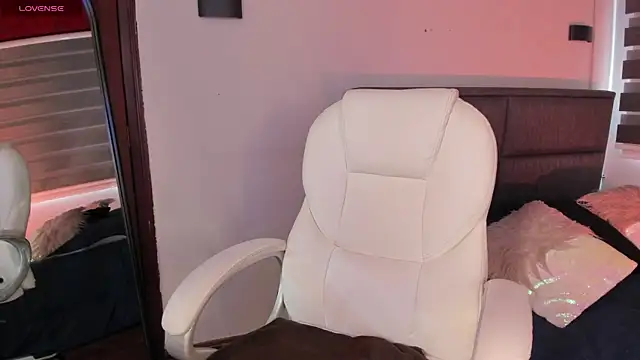 MERIDA TAYLOR online show from January 14, 2025, 12:45 pm