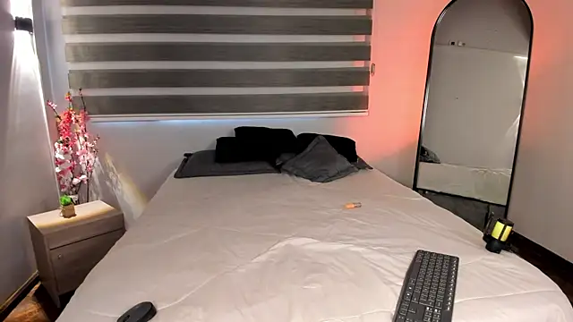 MERIDA TAYLOR online show from October 29, 2025, 1:13 pm