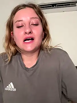 Snapshot of MileySummer chatting on December 1, 2024, 4:29 pm MileySummer online show from December 1, 2024, 4:29 pm