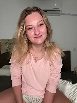 Snapshot of MileySummer chatting on December 4, 2024, 3:21 pm MileySummer online show from December 4, 2024, 3:21 pm