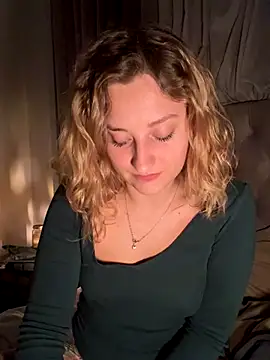 Snapshot of MileySummer chatting on November 30, 2025, 4:22 pm MileySummer online show from November 30, 2025, 4:22 pm