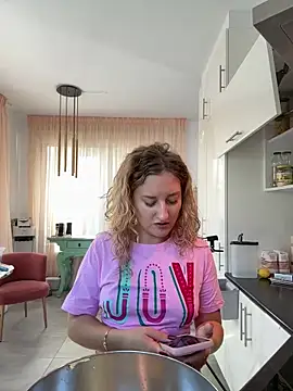 Snapshot of MileySummer chatting on December 14, 2025, 9:14 am MileySummer online show from December 14, 2025, 9:14 am