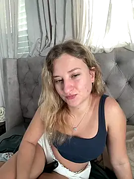 Snapshot of MileySummer chatting on December 20, 2025, 7:04 am MileySummer online show from December 20, 2025, 7:04 am