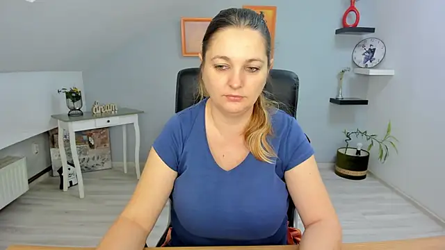 LollaGirl online show from February 5, 2025, 4:16 am