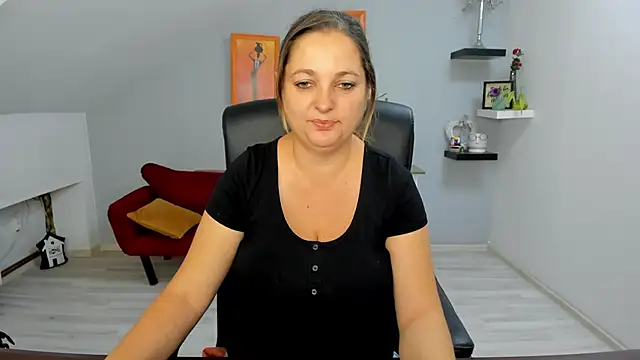 LollaGirl online show from October 17, 2025, 3:20 am