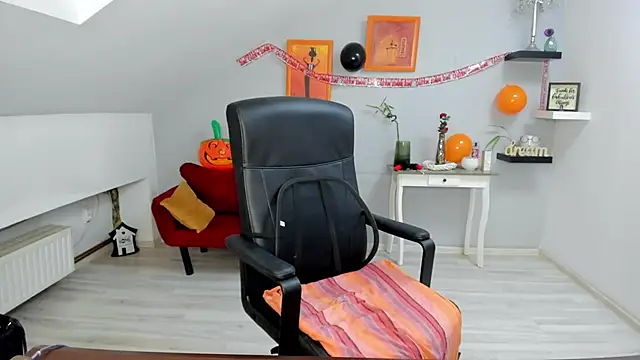 LollaGirl online show from October 28, 2025, 4:27 am