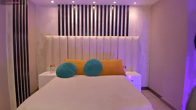 EveBensonX online show from April 10, 2026, 6:56 pm