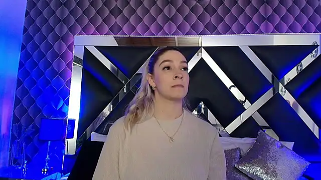 Snapshot of victoriaa_lee_ chatting on November 18, 2025, 8:35 pm victoriaa lee online show from November 18, 2025, 8:35 pm