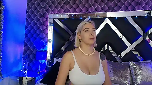 victoriaa lee  online show from July 14, 2026, 7:08 pm