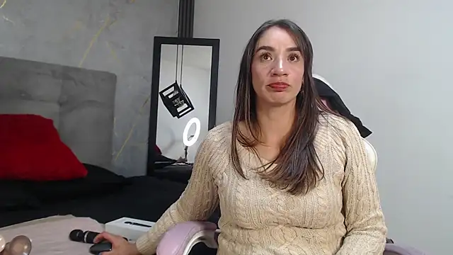 JessiDovee online show from July 24, 2026, 8:51 pm