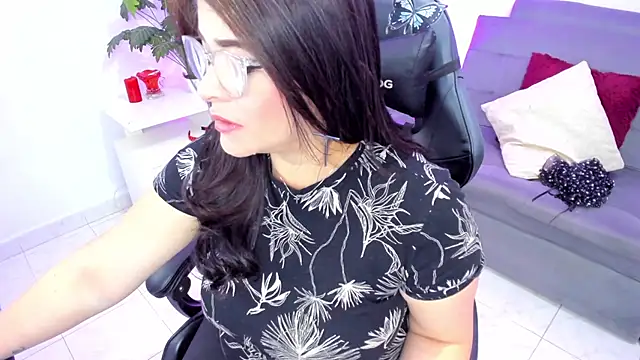 BellaFlaming online show from February 10, 2025, 12:50 pm