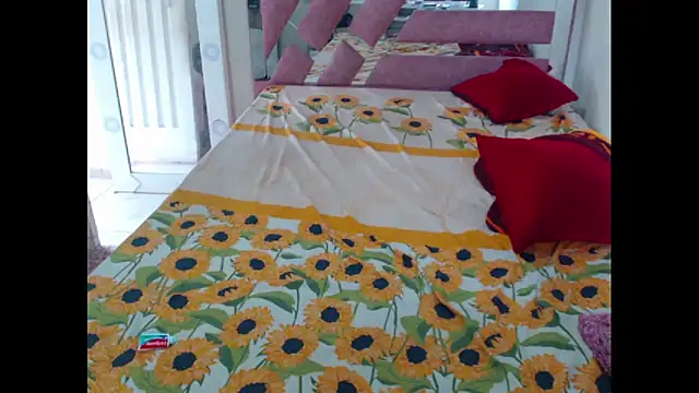 chocolatehot04 online show from February 21, 2025, 1:55 pm