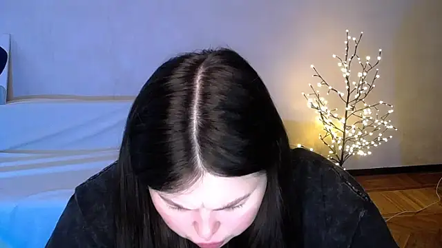 Snapshot of Emily_Mo chatting on June 5, 2026, 6:09 am Emily Mo online show from June 5, 2026, 6:09 am