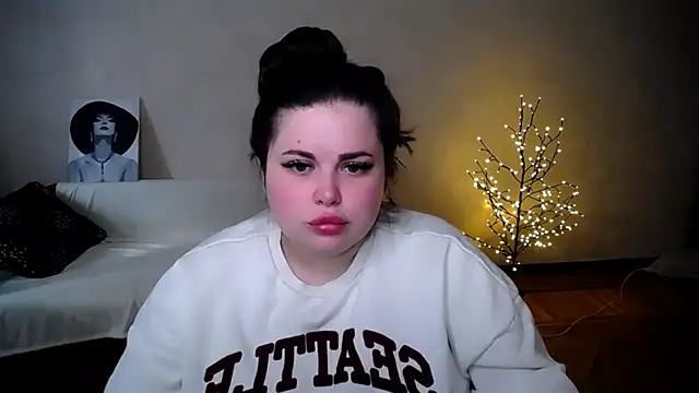 Snapshot of Emily_Mo chatting on June 15, 2026, 10:28 am Emily Mo online show from June 15, 2026, 10:28 am