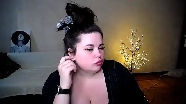 Snapshot of Emily_Mo chatting on June 16, 2026, 5:32 am Emily Mo online show from June 16, 2026, 5:32 am
