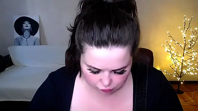Snapshot of Emily_Mo chatting on June 17, 2026, 5:32 am Emily Mo online show from June 17, 2026, 5:32 am