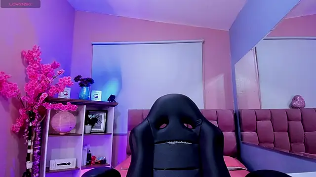 mia thompsonn  online show from November 28, 2025, 2:09 pm