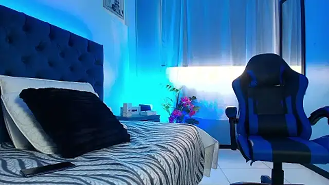 mia thompsonn  online show from February 19, 2026, 1:51 pm