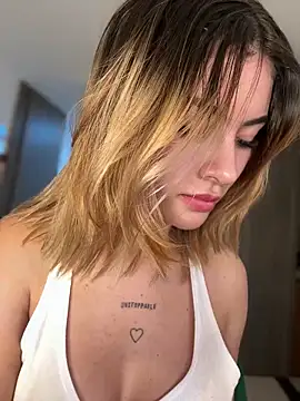 Snapshot of Your_Honeey chatting on January 4, 2025, 12:16 am Your Honeey online show from January 4, 2025, 12:16 am