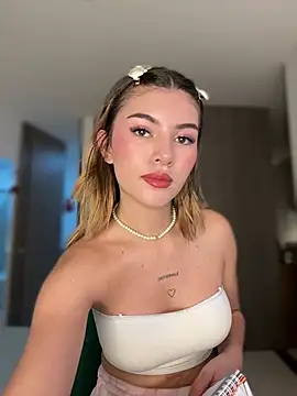 Snapshot of Your_Honeey chatting on January 15, 2025, 1:23 am Your Honeey online show from January 15, 2025, 1:23 am