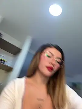 Snapshot of Your_Honeey chatting on October 13, 2025, 9:15 pm Your Honeey online show from October 13, 2025, 9:15 pm