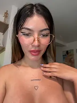 Snapshot of Your_Honeey chatting on October 20, 2025, 4:24 am Your Honeey online show from October 20, 2025, 4:24 am