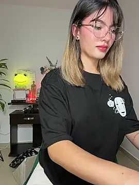 Snapshot of Your_Honeey chatting on November 14, 2025, 11:35 pm Your Honeey online show from November 14, 2025, 11:35 pm