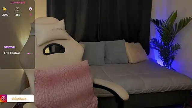 dakottaa  online show from November 27, 2025, 11:40 pm