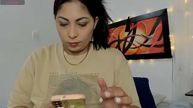 Snapshot of Lauralove_69 chatting on May 13, 2026, 9:33 pm Lauralove 69 online show from May 13, 2026, 9:33 pm