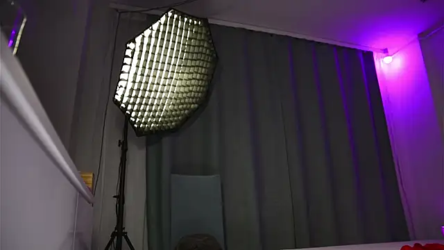 oliviabennett2022 online show from February 14, 2025, 9:21 pm