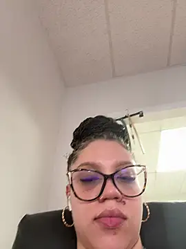 QueenNuttCollector online show from May 27, 2026, 4:04 pm