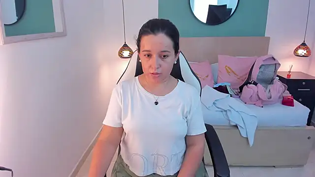 izaro22 online show from December 6, 2024, 7:23 pm