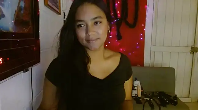 Snapshot of Chiara_petterson chatting on January 10, 2025, 5:05 am Chiara petterson online show from January 10, 2025, 5:05 am