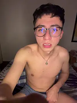Snapshot of CamiRojas_boy chatting on May 13, 2026, 3:26 am CamiRojas boy online show from May 13, 2026, 3:26 am