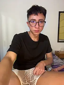 Snapshot of CamiRojas_boy chatting on June 10, 2026, 3:50 am CamiRojas boy online show from June 10, 2026, 3:50 am