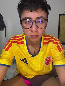 Snapshot of CamiRojas_boy chatting on June 24, 2026, 5:17 am CamiRojas boy online show from June 24, 2026, 5:17 am