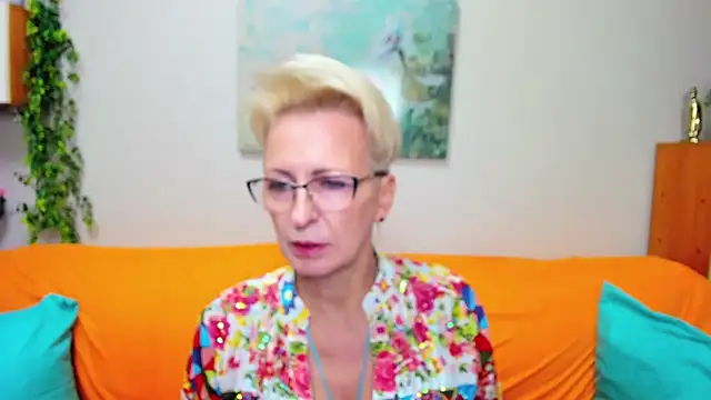 iamyourdream89 online show from October 12, 2025, 1:10 pm