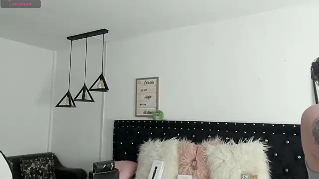 natasha logan  online show from February 15, 2025, 4:03 am