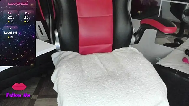 natasha logan  online show from October 13, 2025, 4:01 am