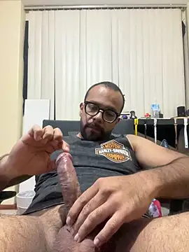 Luisrovers18 online show from April 15, 2026, 4:52 am