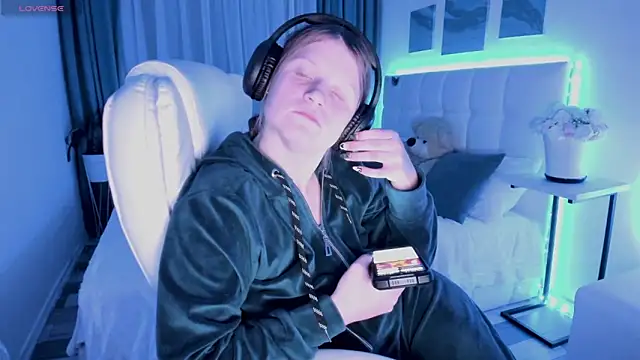 Kathlyn  Heath online show from February 13, 2025, 11:15 pm