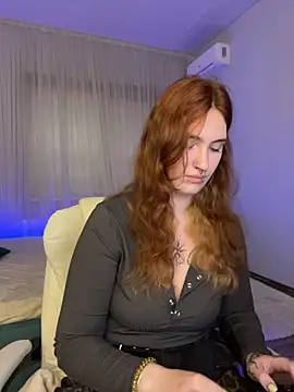  Chlo  e online show from November 8, 2025, 12:38 pm