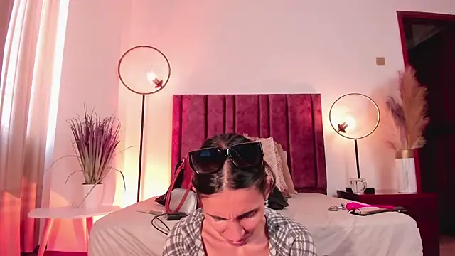 Nina Cavaali online show from January 18, 2025, 6:10 pm