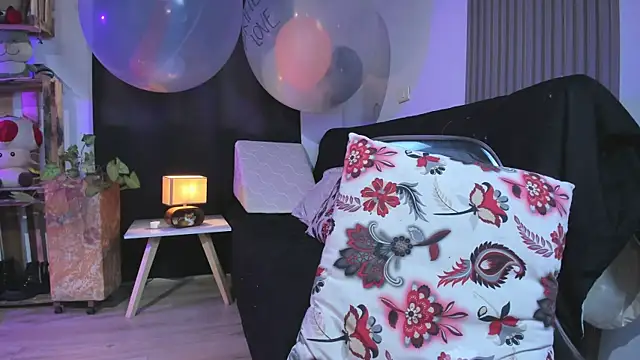 Cuttiealice online show from February 3, 2025, 3:49 pm